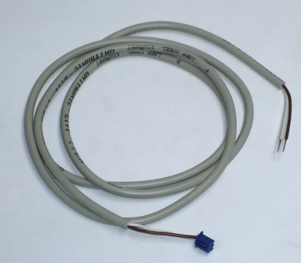 Daikin Kabel für die Fernbedienung, mit zwei Leitungen und einem blauen Anschlussstecker, aufgewickelt.